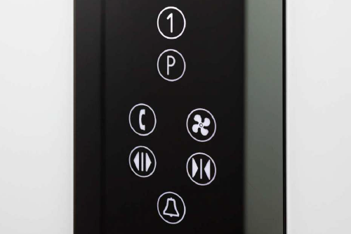 Panel dyspozycyjny wewnątrz windy z przyciskami